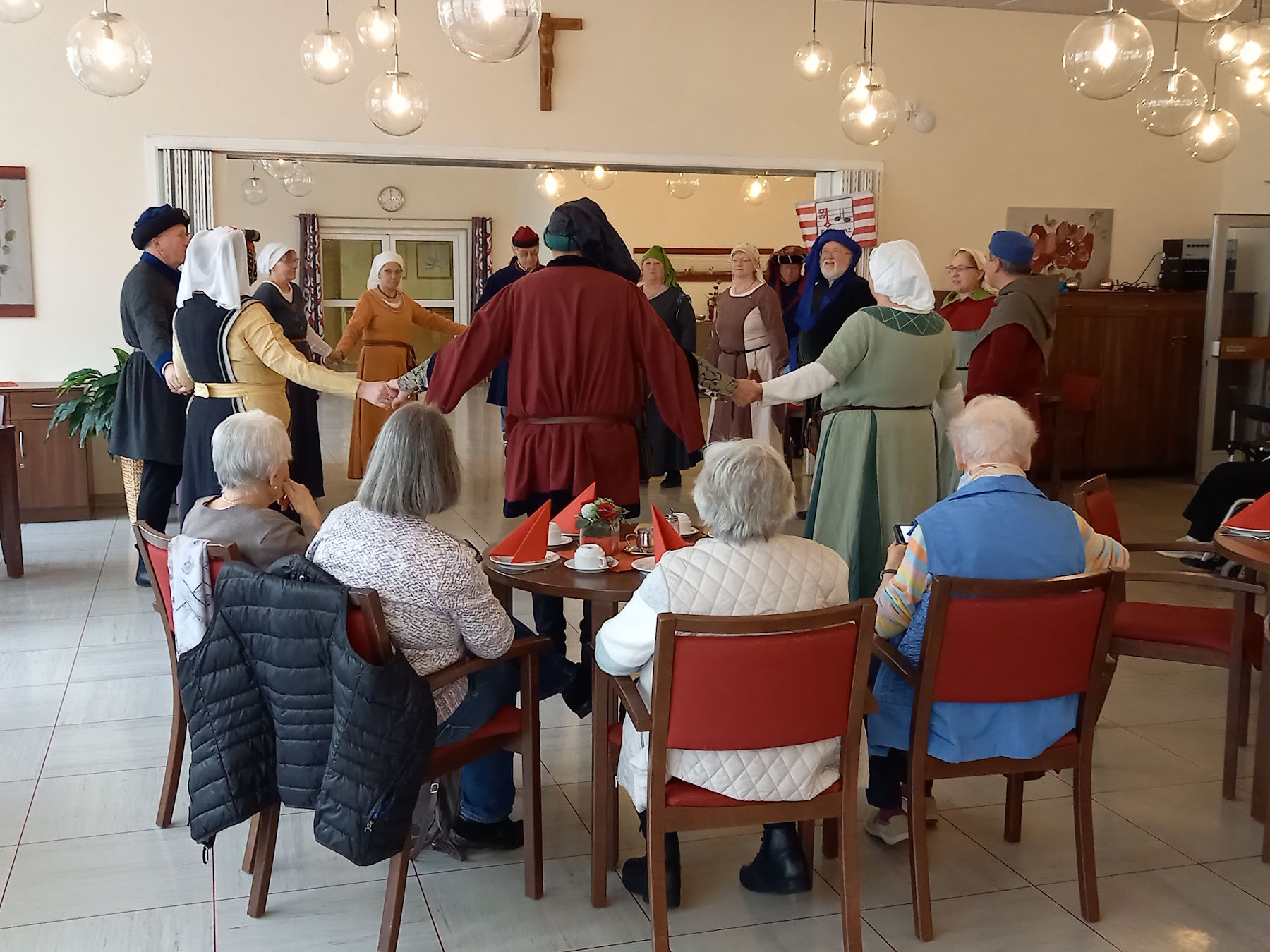 Tanzen vor dem Kaffeetisch Tanzen vor dem Kaffeetisch